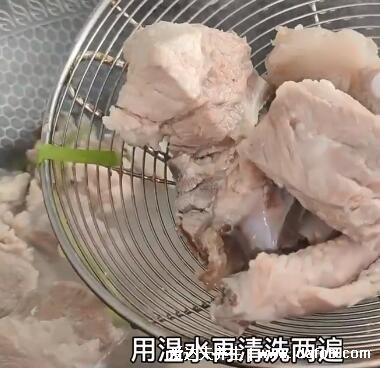 排骨炖什么好吃又有营养，汤浓肉香排骨莲藕汤的做法(视频做法)