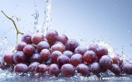 葡萄的热量是多少，100克的葡萄的热量大概在40大卡左右(吃多易胖)