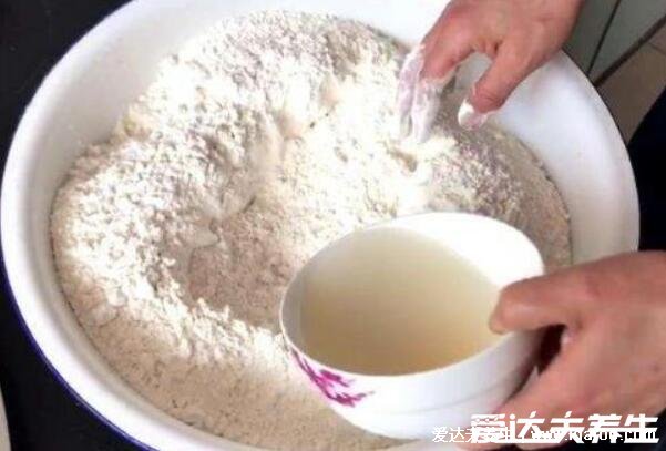 新手面粉发酵方法，新手可不用酵母粉发面/可用小苏打(5种方法)