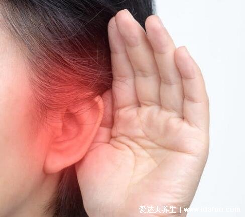 一个动作消除耳鸣的方法，深呼吸或者鸣天鼓缓解耳鸣
