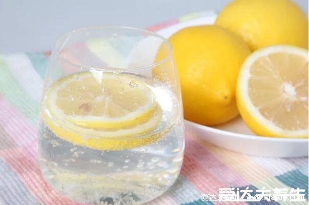 柠檬泡水喝的9大禁忌，超过60℃的水温破坏营养还酸涩(过量伤胃)