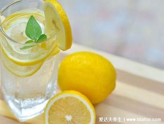 柠檬泡水喝的9大禁忌，超过60℃的水温破坏营养还酸涩(过量伤胃)