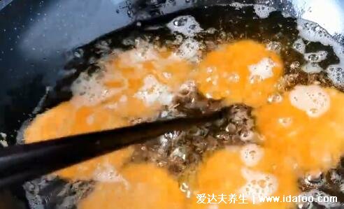 南瓜饼怎么做好吃又简单，油温三成热下锅附视频(4个步骤做出南瓜饼)