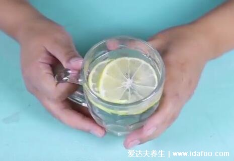 柠檬水的正确泡法减肥，温水60℃左右冲泡为宜(以免破坏维生C)