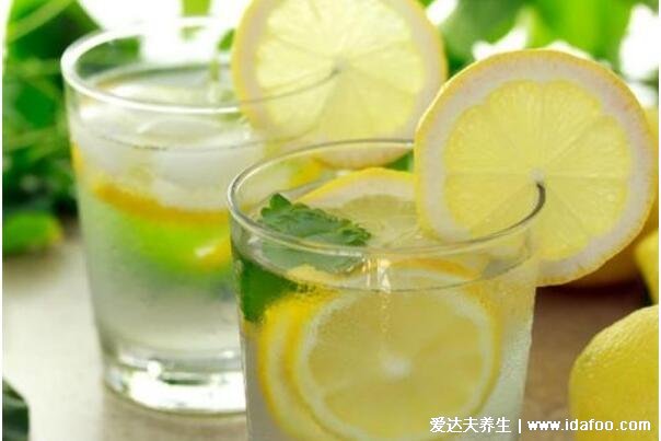 柠檬水的正确泡法减肥，温水60℃左右冲泡为宜(以免破坏维生C)