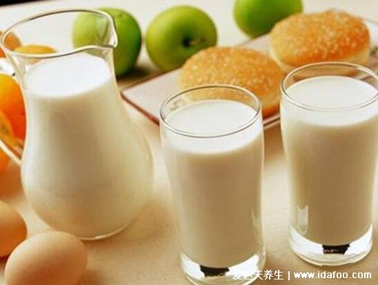 喝牛奶记住4个最佳时间，牛奶什么时候喝效果最佳(不空腹早餐后1小时)