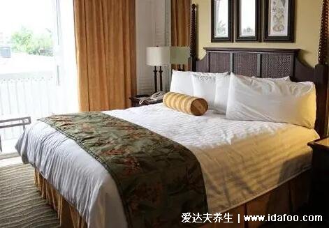 酒店床上一条长条布有什么用，一箭四雕可装饰也可不脱鞋躺床