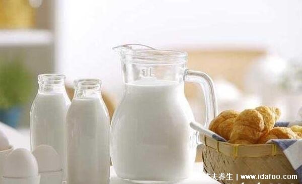 晚上喝牛奶好不好，喝牛奶记住4个最佳时间(睡前喝很好)