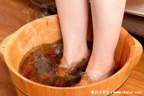 热水泡脚是养生还是慢性自杀，5类人泡脚伤身危害大