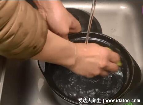 砂锅第一次用需要怎么处理，不裂开不粘锅的五个步骤(熬米粥防止开裂)