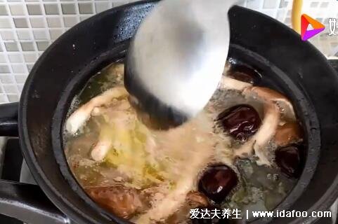 乌鸡汤怎么炖最有营养，试试和中华神菇山药等一起炖(附视频步骤)