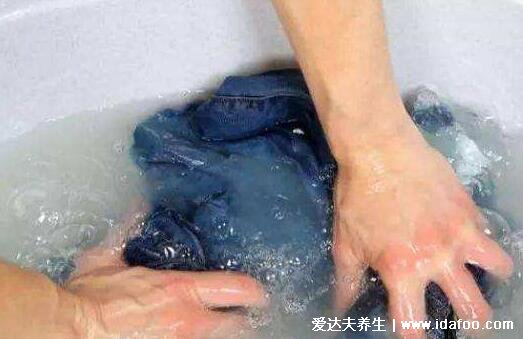 羽绒服怎么洗最好，30度温水浸泡不宜超20分钟(附局部污渍清洗方法)