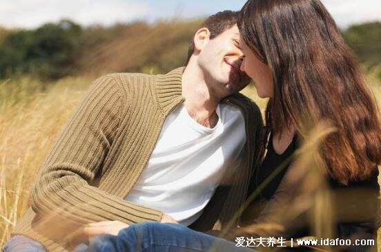 男生亲嘴为什么要伸舌头，接吻喜欢伸舌头代表啥意思(单身勿入)