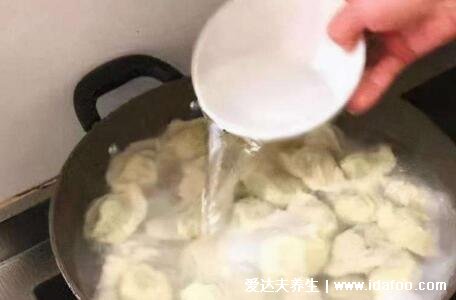 冻饺子的正确煮的方法，不要沸水煮也要注意火候(附视频及注意事项)
