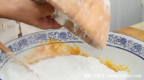 南瓜饼怎么做又酥又脆，从调制南瓜饼开始教你制作(附详细步骤视频)