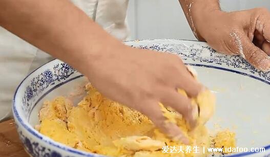 南瓜饼怎么做又酥又脆，从调制南瓜饼开始教你制作(附详细步骤视频)
