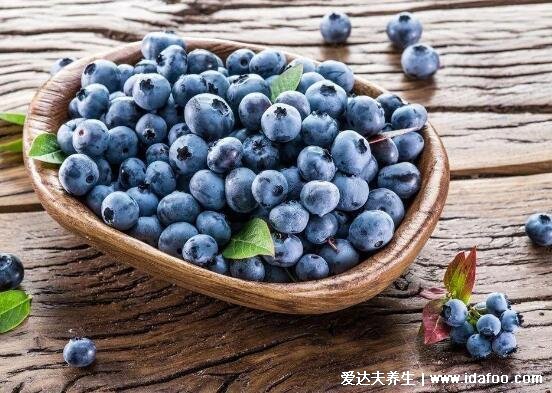 蓝莓怎么吃一天吃多少为宜，10-20颗洗净带皮直接吃(4种吃法)