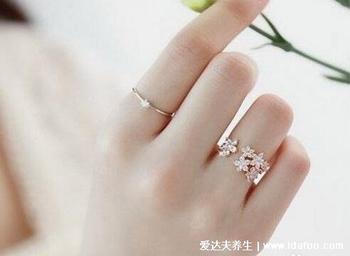 女生戒指的戴法和意义图解，戴小指上代表单身/离异/不婚族