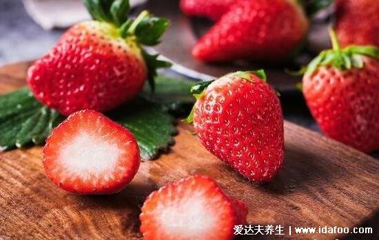 草莓什么季节成熟，4-5月份是大丰收，草莓属凉性。2-3月份是最佳采摘季节(12月的大概率是催熟)