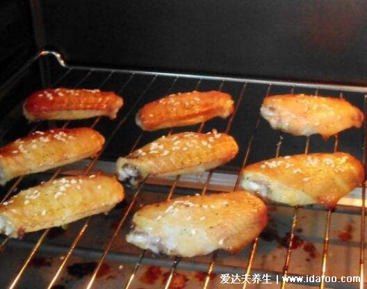烤箱烤鸡翅温度和时间，温度200预热10分钟左右烤10分钟再翻面