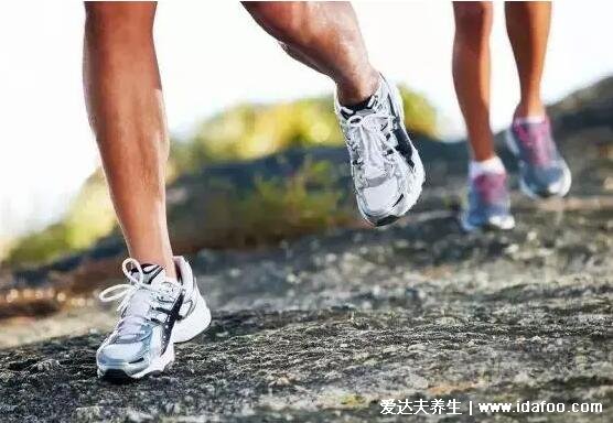 竞走和跑步的根本区别，在于姿势和运动形式(竞走双腿不能同时腾空)