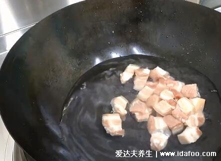土豆红烧肉的做法，30分钟即可出锅的简单做法(懒人速看有视频) 