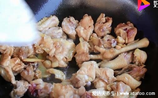 鸡肉怎么炒好吃又嫩，葱姜炒鸡开胃嫩滑不放辣椒(附视频做法及步骤)