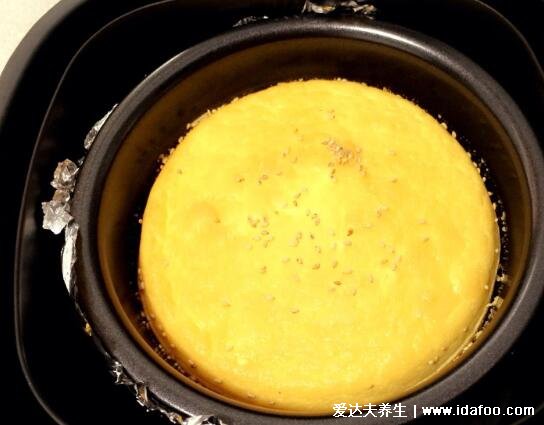 空气炸锅烤蛋糕的温度和时间，120℃再150℃共40分钟(附戚风蛋糕做法)