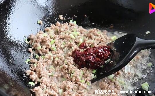 米线怎么做好吃，试试麻辣米线有肉酱及底料调配方法(视频及详细步骤)