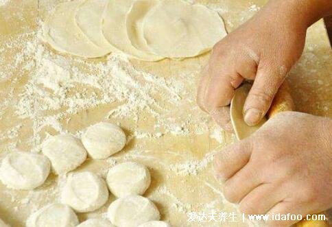 包饺子的面怎么和最好，加入蛋清饺子皮不易粘粘(3个技巧和具体步骤)