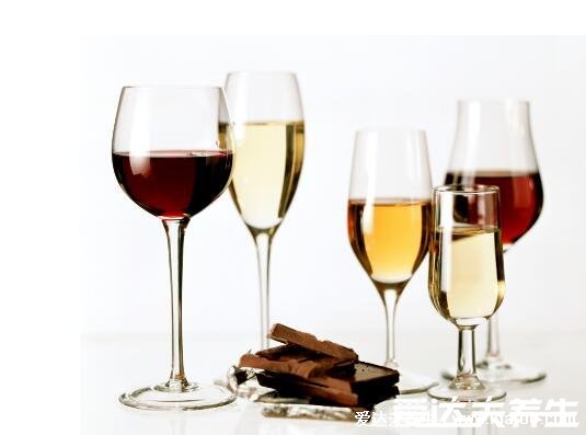 白葡萄酒和红葡萄酒的区别，口感上一个涩而一个酸(5点不同)