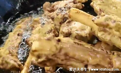 牛排骨怎么做好吃，放入高压锅后裹上面糊油炸(详细步骤视频)