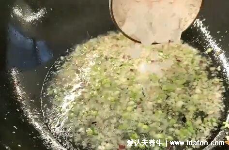 牛排骨怎么做好吃，放入高压锅后裹上面糊油炸(详细步骤视频)