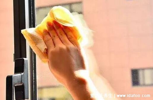 擦玻璃用什么擦最干净小妙招，试试牙膏或肥皂水(5个方法没水垢) 