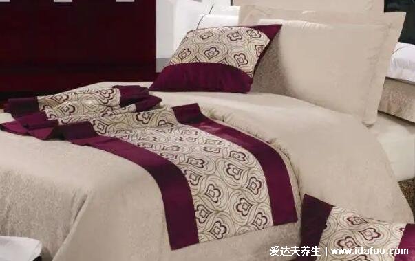 酒店床上一条长条布有什么用，5个用处主要是装饰和防灰尘