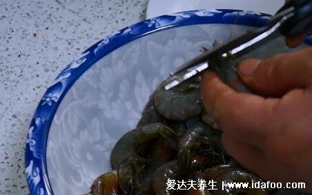 油焖大虾的做法家常，6个步骤图解教你大虾怎么做好吃(备料汁)   