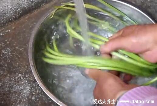 蒜苔怎么腌制才好吃家常做法，料汁腌前要盐腌后密封(4个步骤)