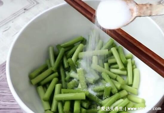 蒜苔怎么腌制才好吃家常做法，料汁腌前要盐腌后密封(4个步骤)