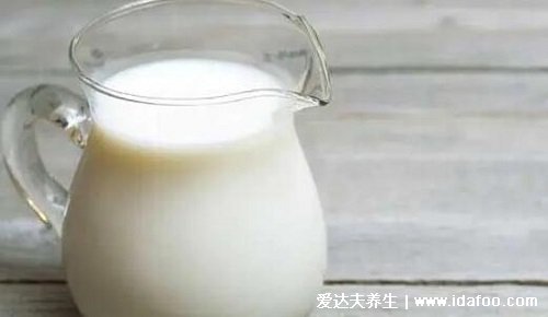 纯牛奶什么时候喝最好，在睡前半小时可预防脚抽筋(4个最佳时间)  