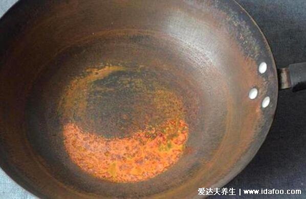 铁锅怎么开锅不生锈不粘锅，用五花肉只6个简单步骤(也要涂油)