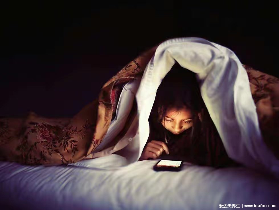  睡覺時把手機放在枕頭下面，會影響健康嗎？