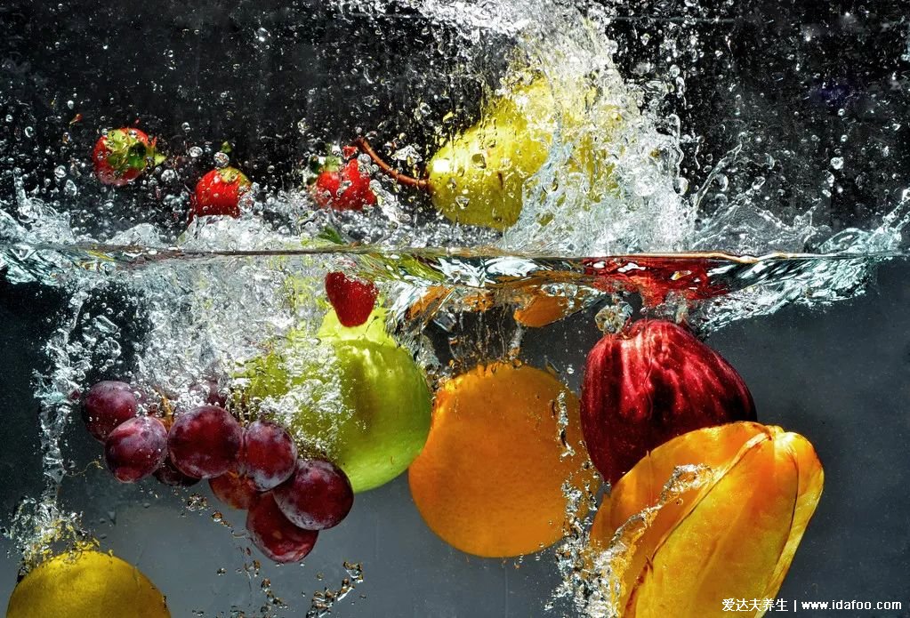  夏季是个水果丰收的季节。“养人果”和“伤身果”，吃前可要看清楚了