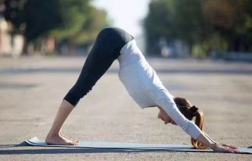  12种靠墙练习的瑜伽动作