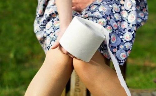 女性小便后为什么要用纸巾擦，男人尿完常常抖一下是怎么回事
