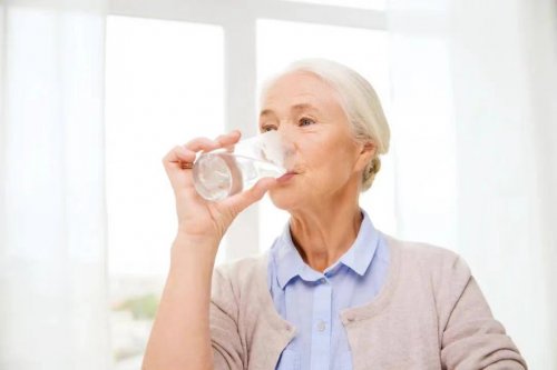 3类老人不宜多喝水那该怎么喝水才健康