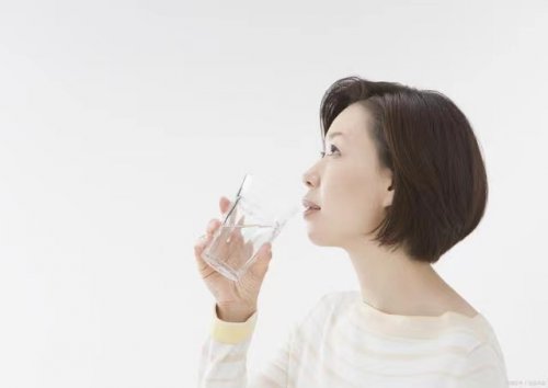 起床后少喝五种水避免破坏免疫力诱发高血压